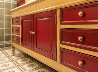 Тумба с мраморной столешницей под 2 раковины.