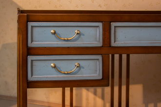 Письменный стол с 5 голубыми ящиками.