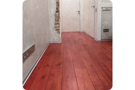 Установка алюминиевого плинтуса ПЛ 40 как способ выделить границы стен и потолка.