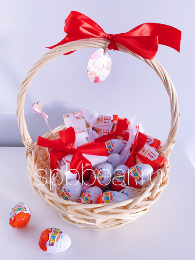 Подарочная корзина Киндер сюрприз и Рафаэлло