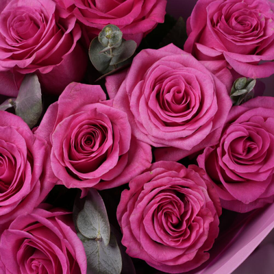 9 розовых роз