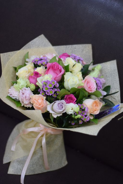 Букет из роз  и сантини.