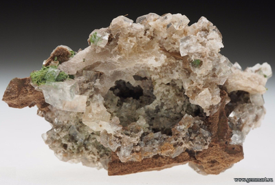 Конихальцит и кальцит. Цумеб. Намибия. 54*35*23мм.