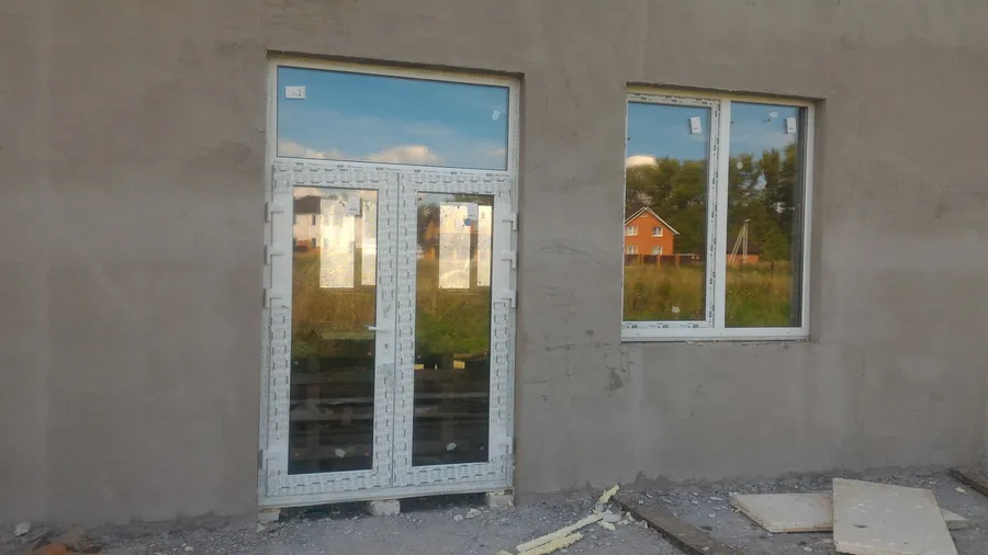 Установка входной группы в коттедж, профиль Рехау Сиб Дизайн 70 мм, распашная дверь. Еще в защитной плёнке. Внизу проём под стяжку и тёплый пол.