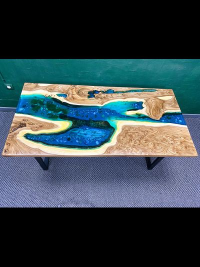 стол из эпоксидной смолы с морским дном