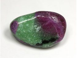 Корунд красный в цоизите, галтовка (светится в УФ), Танзания (25*17*12 мм, 8,6 г) №35184