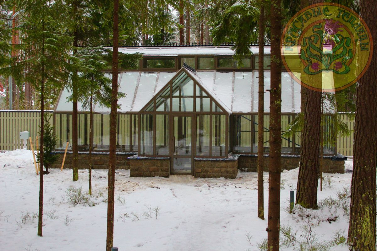 Теплица Йоркшир Сити Холл имеет полезную площадь в 46 кв. м. и оснащена тремя внутренними перегородк