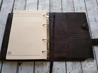 Кожаный ежедневник с объемными инициалами на обложке