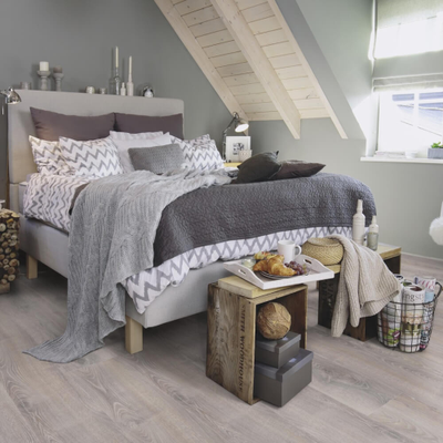 Ламинат Wineo Дуб Норвегия серебряный LA222XXLV4 в интерьере конматы