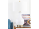 Настольная лампа из белой керамики с белым абажуром.