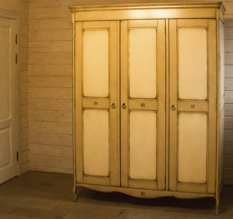 Шкаф для одежды трехстворчатый на резных ножках.