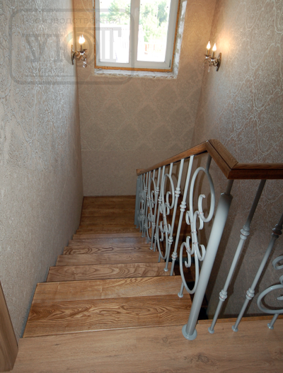 кованое ограждение (поручень-массив ясеня)