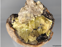 Сера, кристаллы в полости породы. Россия. 67*60*50мм