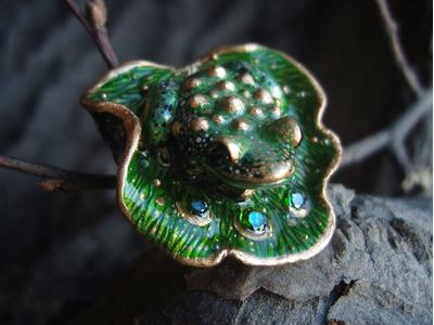 "Травяная Инфанта", фэнтези-кольцо с зелёной лягушкой и хромдиопсидами