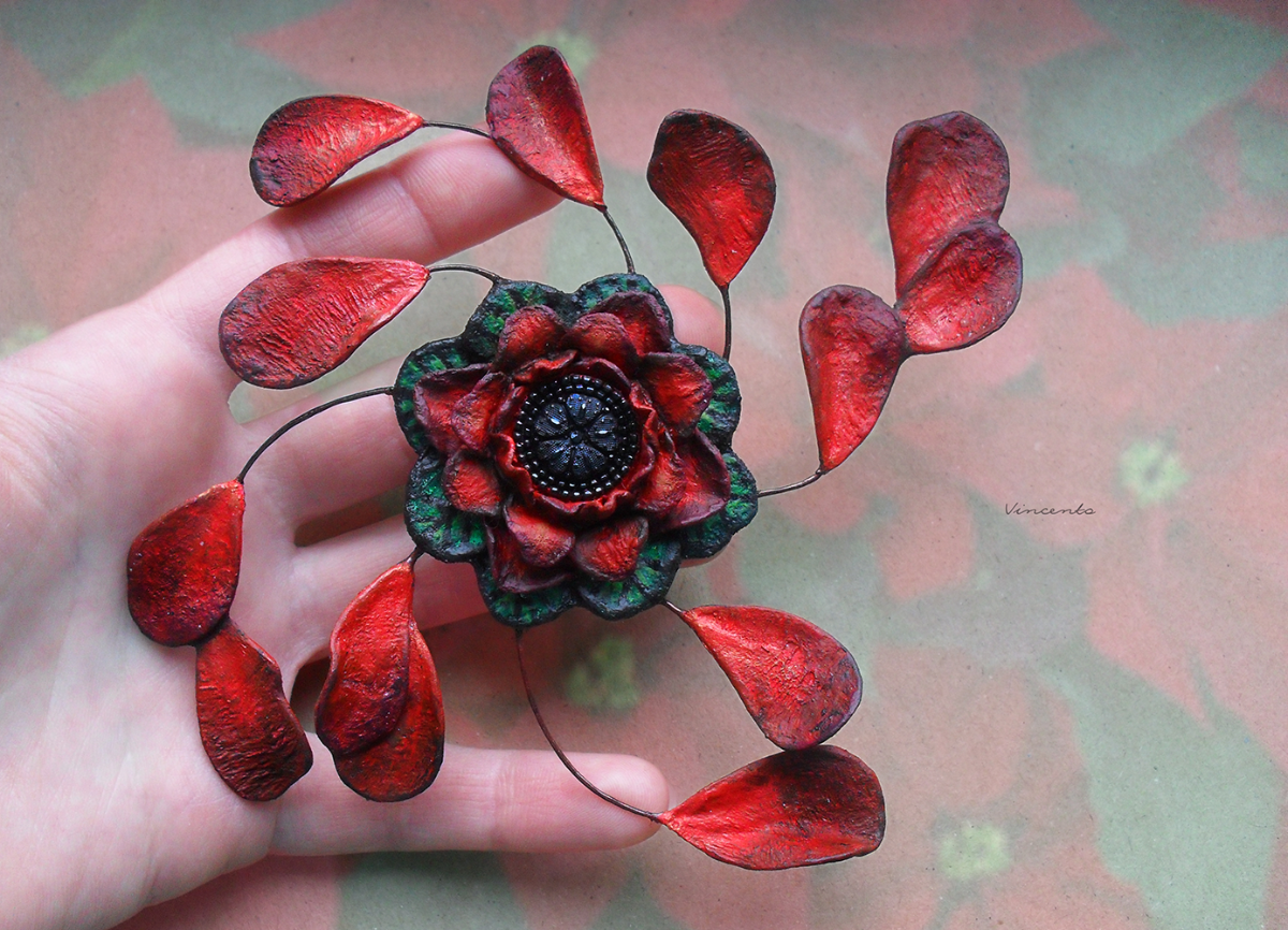 Яркая авангардная брошь в виде вихря лепестков розы вокруг фэнтезийного цветка