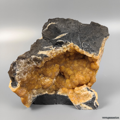 Септария двухсторонний фрагмент с медовым кальцитом. 180*160*100мм. 2,79кг.