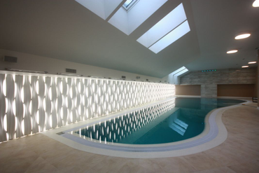 Использовались особые гидрофобизированные панели и влагозащищенная светодиодная лента,  предназначенных специально для влажных помещений.