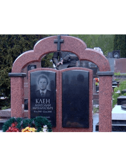 Двойной памятник с аркой из красного гранита