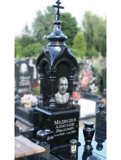 Памятник в виде часовни из черного гранита