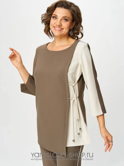 Костюм женский, 2-х предметный брюки и блузка в бежево-белом цвете