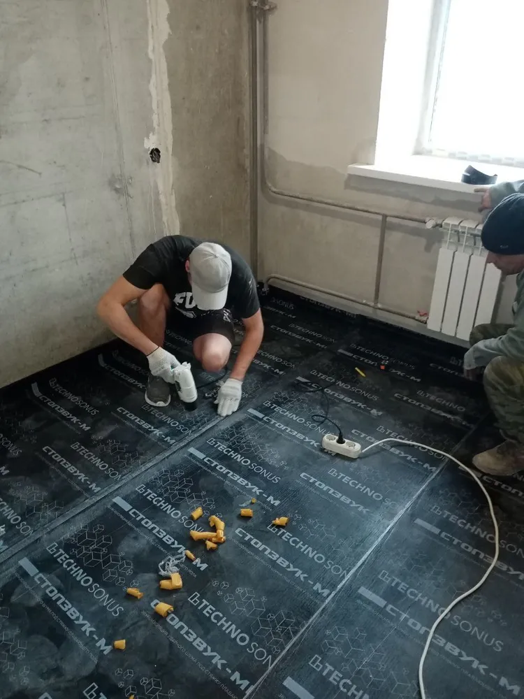 Монтаж звукоизоляционного материала под стяжку: устройство Битумно-полимерной мембраны со слоем полиэфирного войлока
