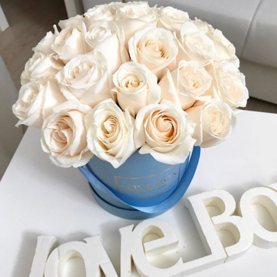 Букет в шляпной коробке с розами S