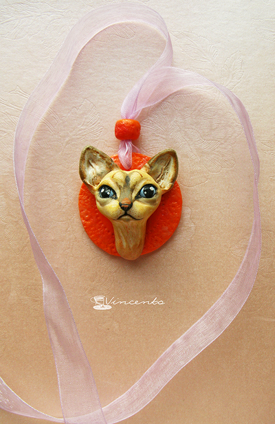 Котёнок Ахтай. Авторская подвеска-кошка (кулон с котёнком) из полимерной глины