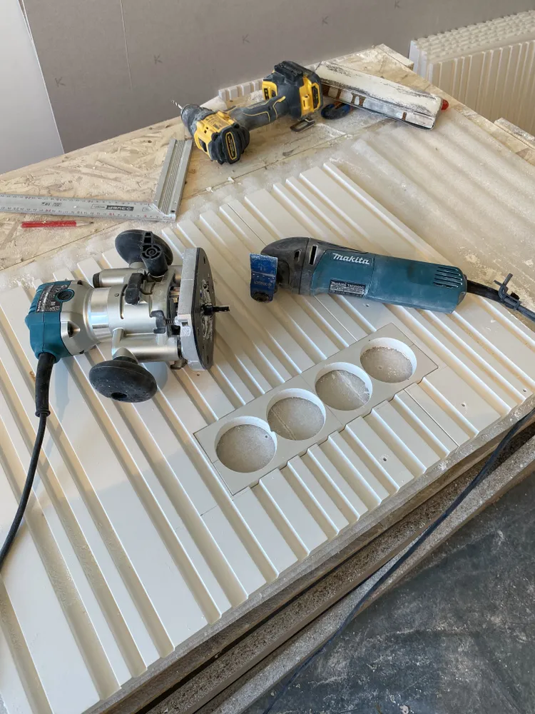 Один из вариантов подготовки мест под розетки и выключатели - это врезка площадки из высокопрочного гипса в панели в один уровень с верхней точкой рельефа панели. Дальше мы покажем подробнее как все делается.