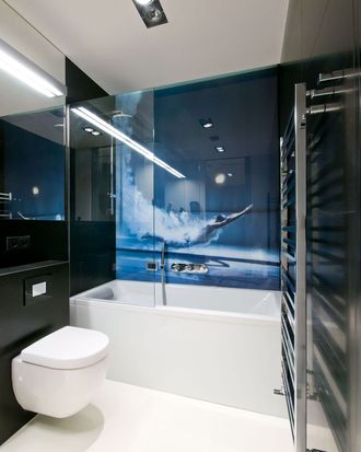 стеклянная панель с фотопечатью подводного плавания в ванной