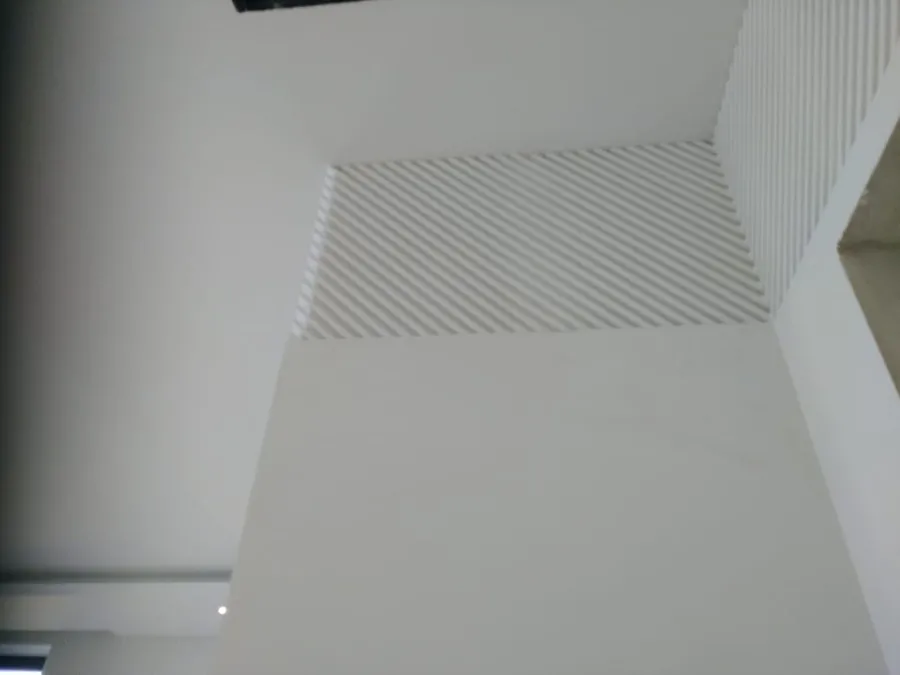 Смонтированные и покрашенные стеновые панели. Особое внимание было уделено стыкам на внешних и внутренних углах.