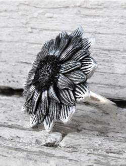 "Мерцание Ночи" - кольцо с серебристыми лепестками