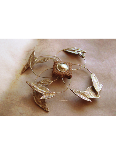 Фэнтези-брошь &quot;Артефакты Атлантиды - Солнечный амулет&quot; с золотым песком и лепестками