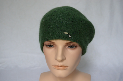 Вязаный берет зеленого цвета с пайетками италия фото