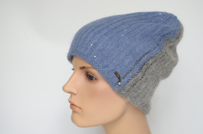 Серая с фиолетовым шапка со стразами и пайетками Vizio Италия 8021 CY