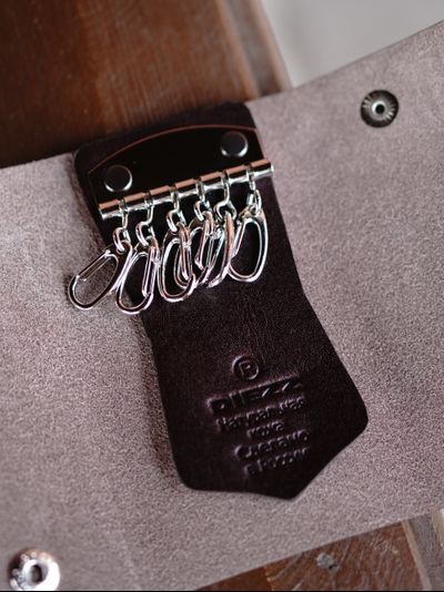 Ключница коричневого цвета KL-001