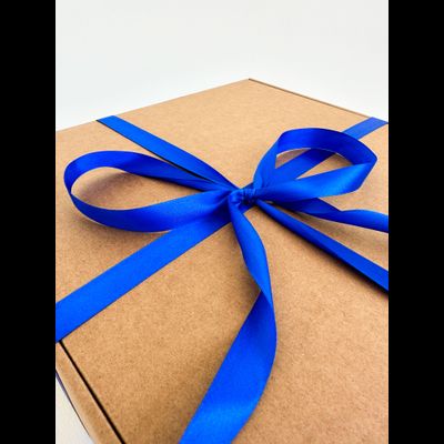 Большая подарочная коробка GILEV 37x37x14 см с синей лентой и наполнителем крафт