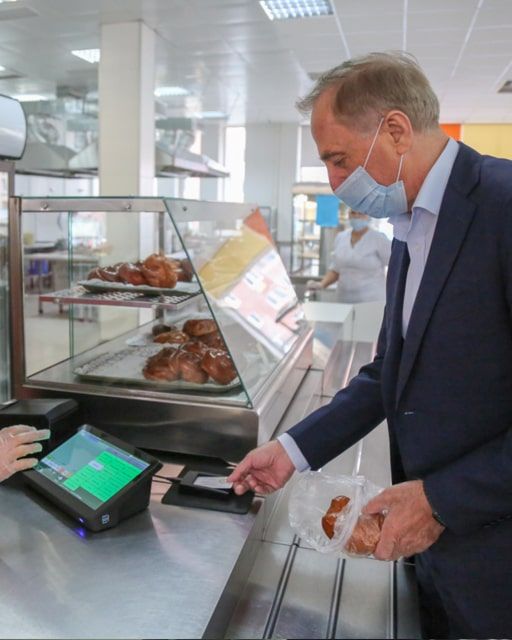 Проверка столовых школ. Работа управляющей столовой. Работа управляющей столовой. Технолог продукции общественного питания. Еда в школьной столовой.