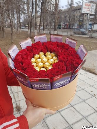 Шляпная коробка с 51 розой и шоколадом фото1