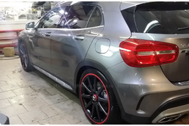 Придаем индивидуальности Mercedes-Benz GLA 45 AMG слева.