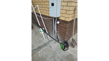 Прокладка 240 метров кабеля в грунте и бетоне. 
Соединение двух домофонов с функцией интеркома. 
Установка электозамка. 
Установка вызывной панели с углом обзора 120 град. 
Качественный монтаж ! 