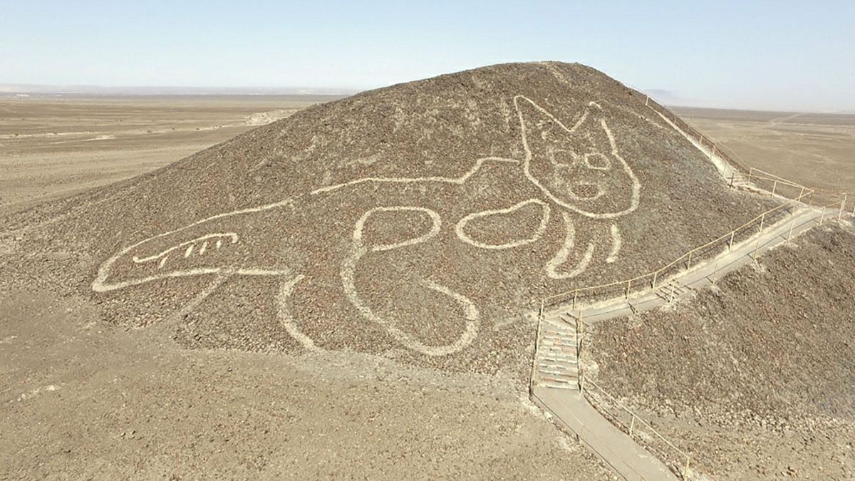 Пустыня Наска, Перу. Рисунок, напоминающий, по мнению учёных, кошку