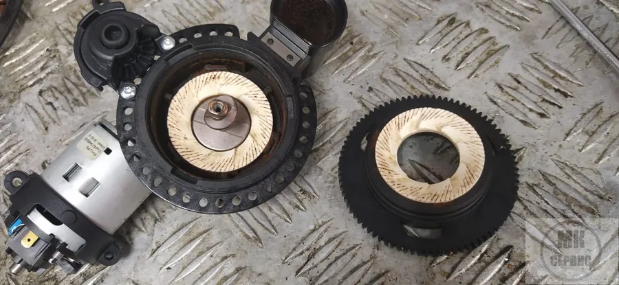 Разобрали кофемолку, вынули жернова и почистили их вручную.