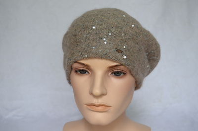 Ореховый вязаный берет женский фото