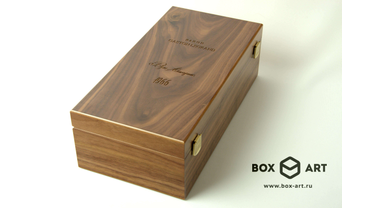 3044 Футляр для бутылки "Арманьяк", подарочный. Изготовление на заказ. Шпон ореха, стандартная фурнитура, ложемент красный атлас, гравировка, цвет "натуральный орех".