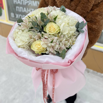 Авторский букет с розами и гортензией