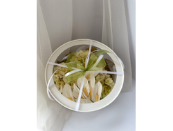 Шляпная коробка с каллами и гортензией из зефира