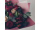 Необычный авторский букет: тюльпаны, антуриум, скиммия, красные розы, эвкалипт