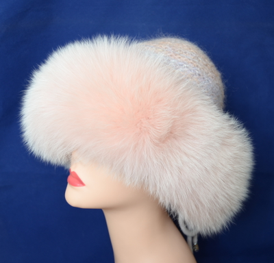 rozovaya-shapka-s-mehom-vizio-shapki-s-mehom-2016-2017-kupit