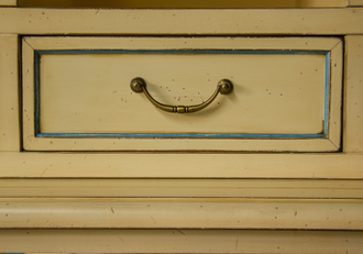 Антикварный буфет с отделением для вина.