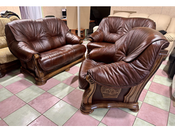 Гарнитур: два кожаных дивана + кресло на массиве дуба. Holland.